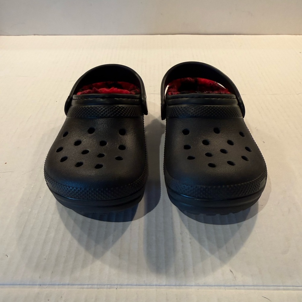 NEW Unisex Black w/Red & Black Sherpa Crocs